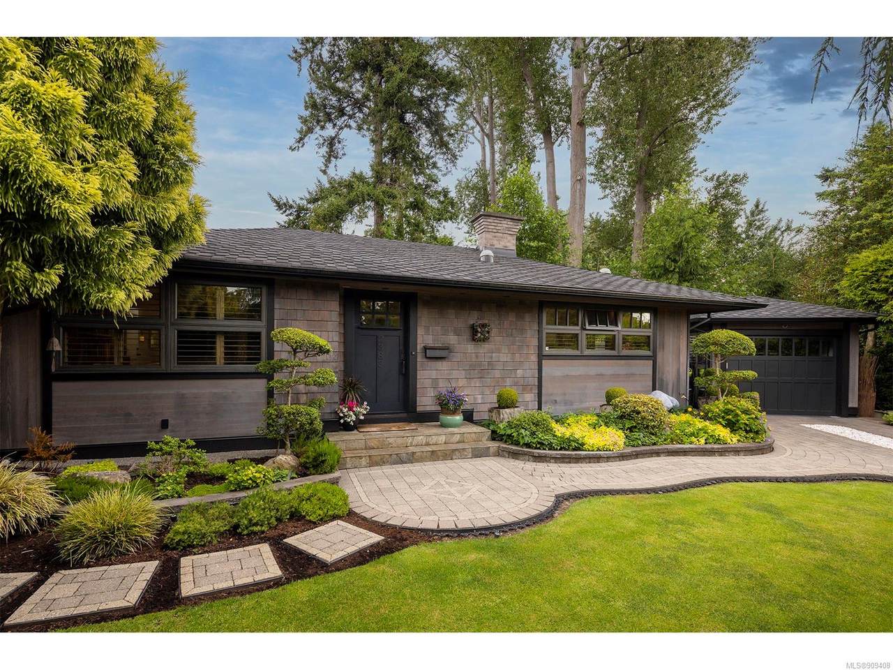 2383 Lyn Cres - Photo 1
