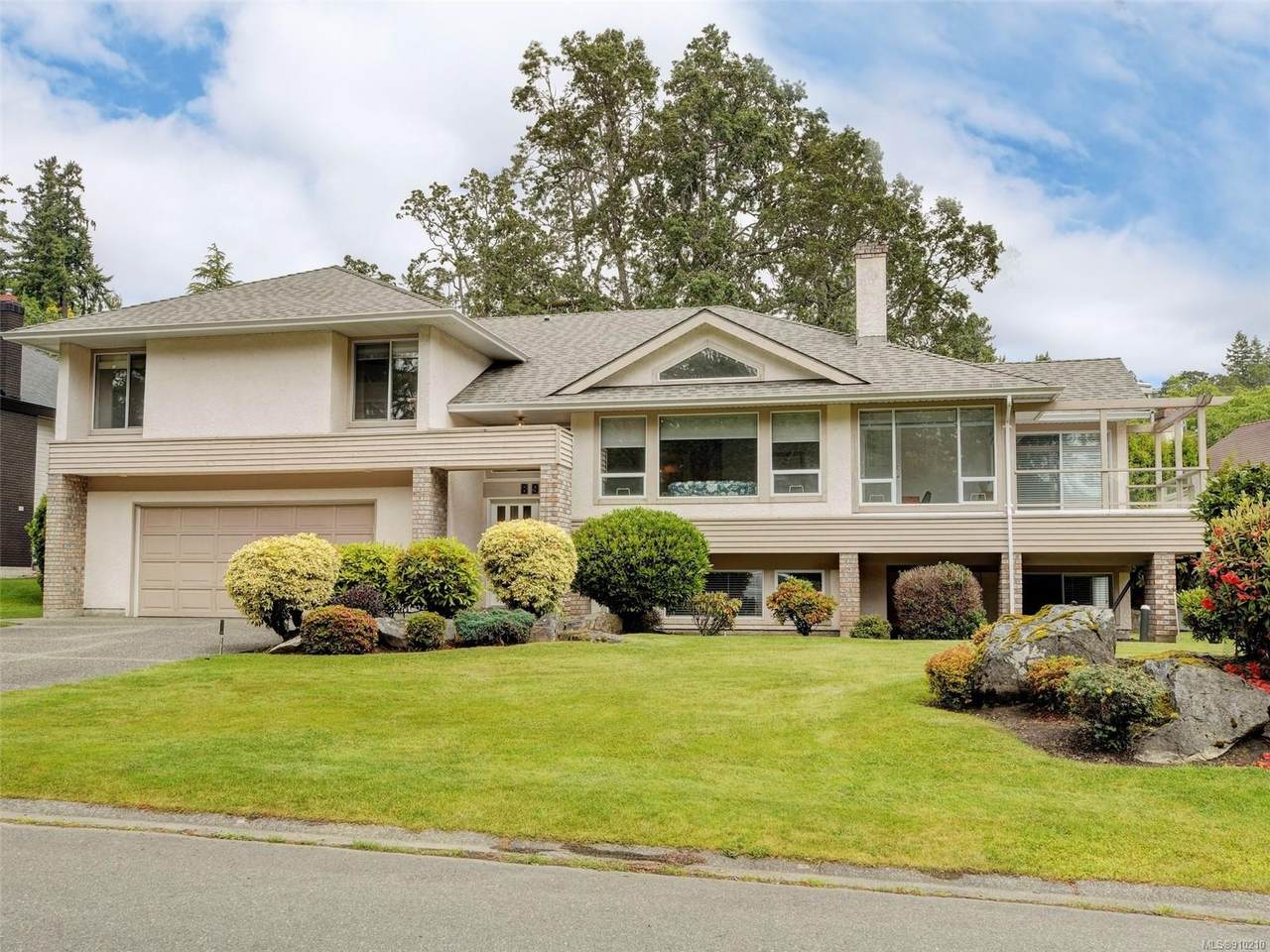 894 Kentwood Lane - Photo 1