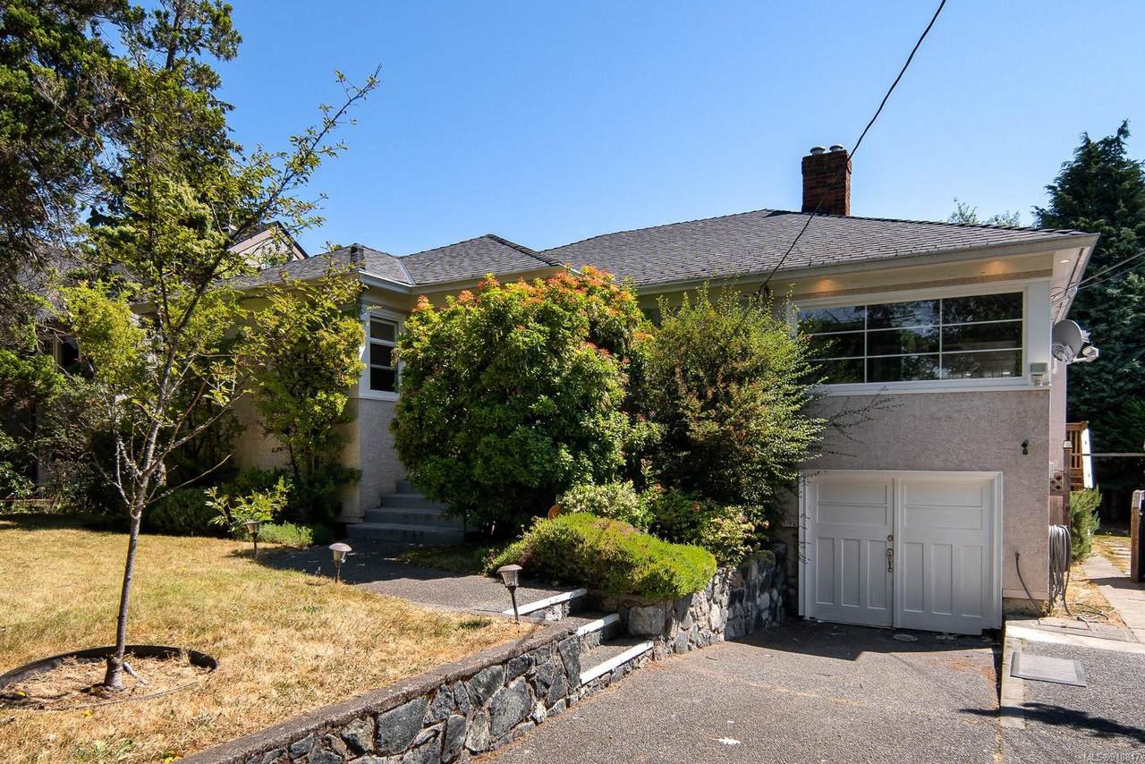 2739 Cadboro Bay Rd - Photo 1