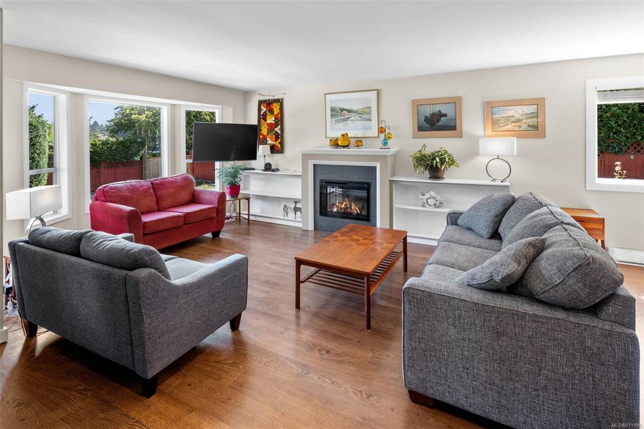 3032 Colquitz Ave - Photo 1