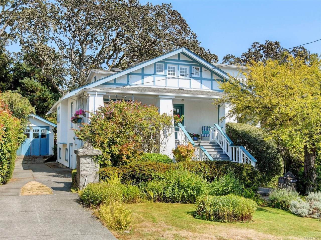 2848 Dewdney Ave - Photo 1