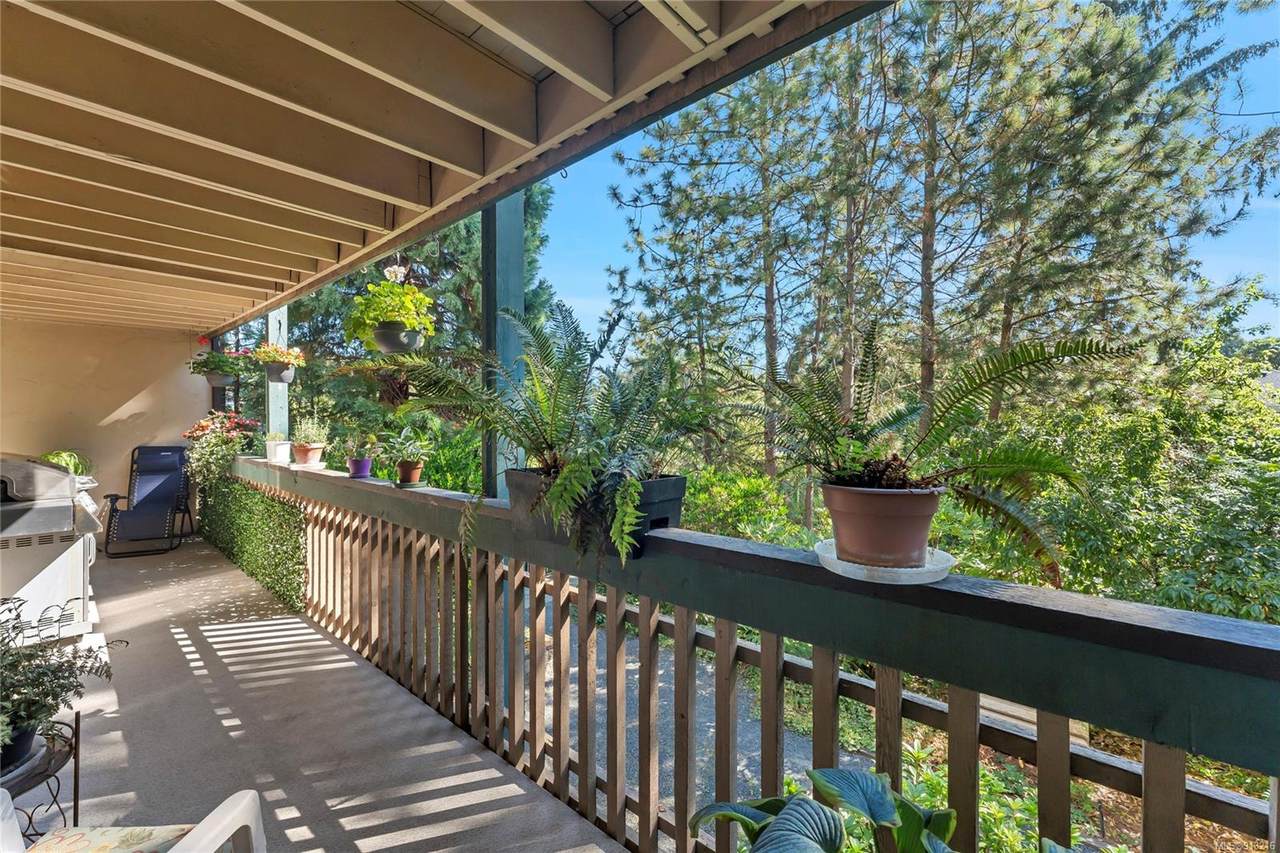 3277 Quadra St - Photo 1