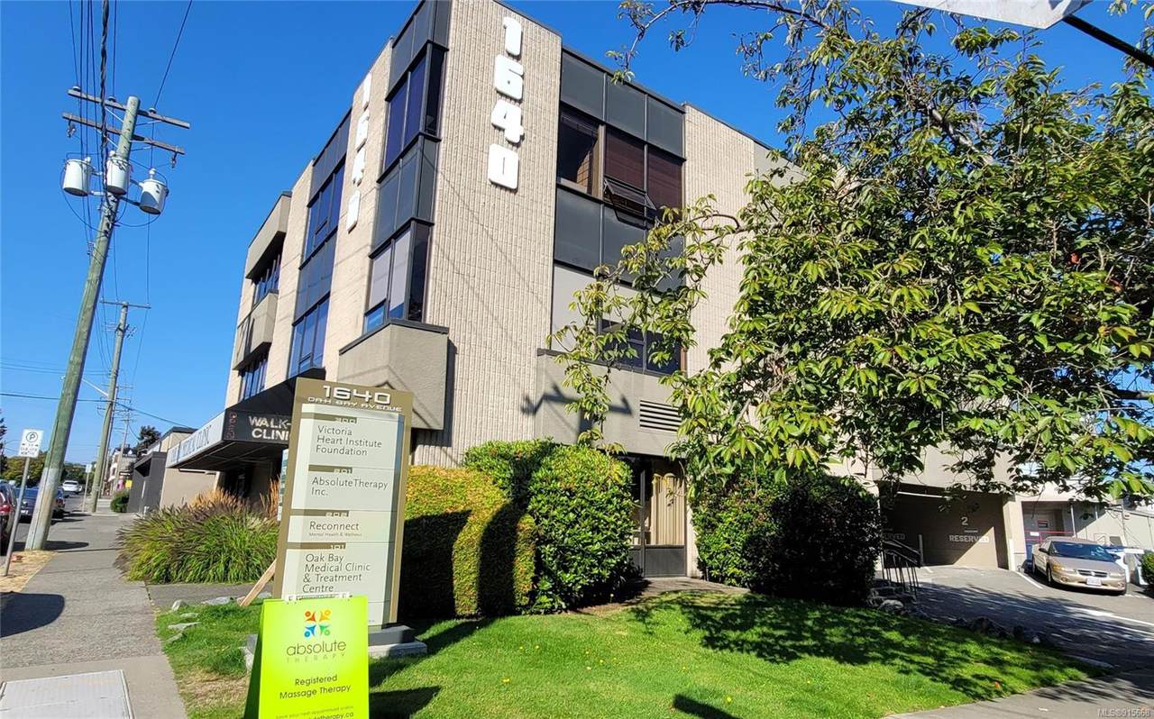 1640 Oak Bay Ave - Photo 1