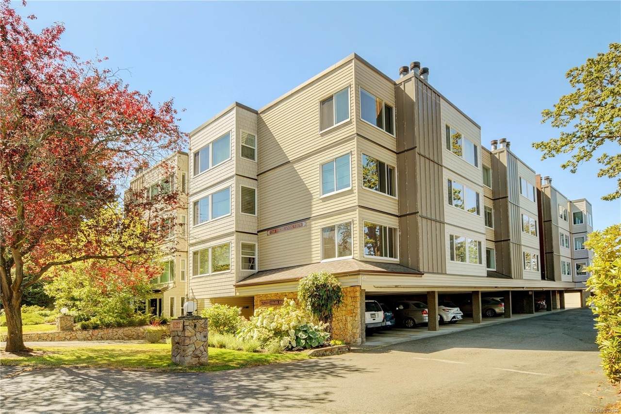 3260 Quadra St - Photo 1