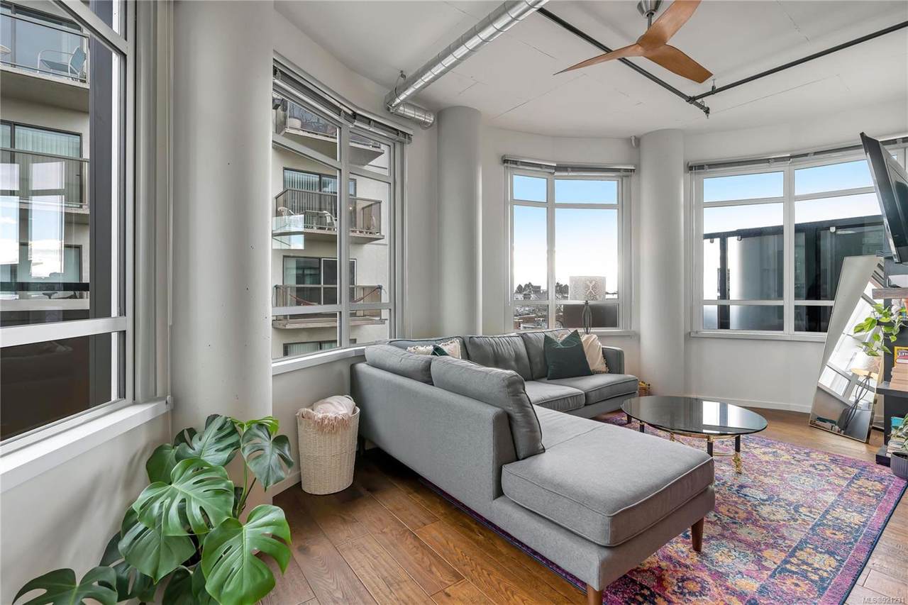 1029 View St - Photo 1