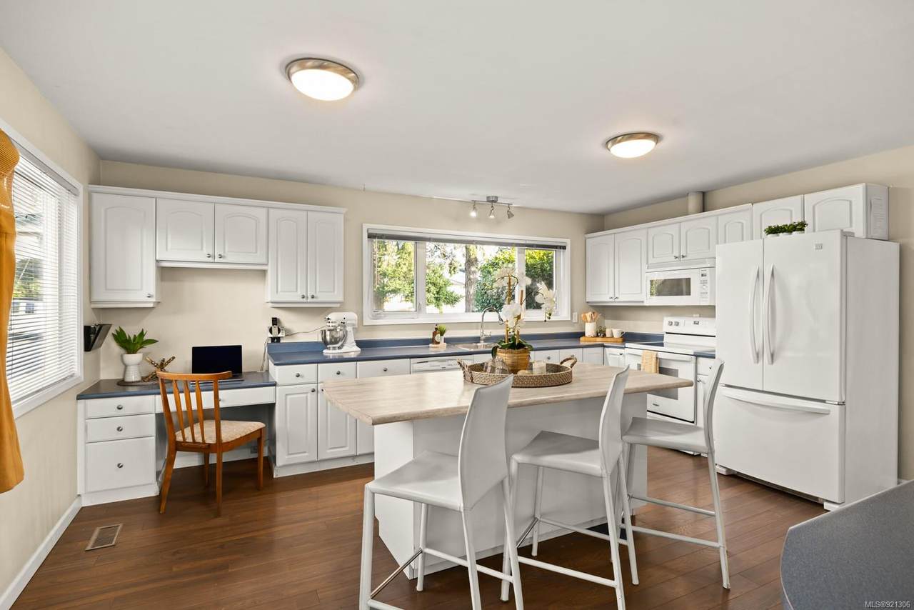 883 Kindersley Rd - Photo 1