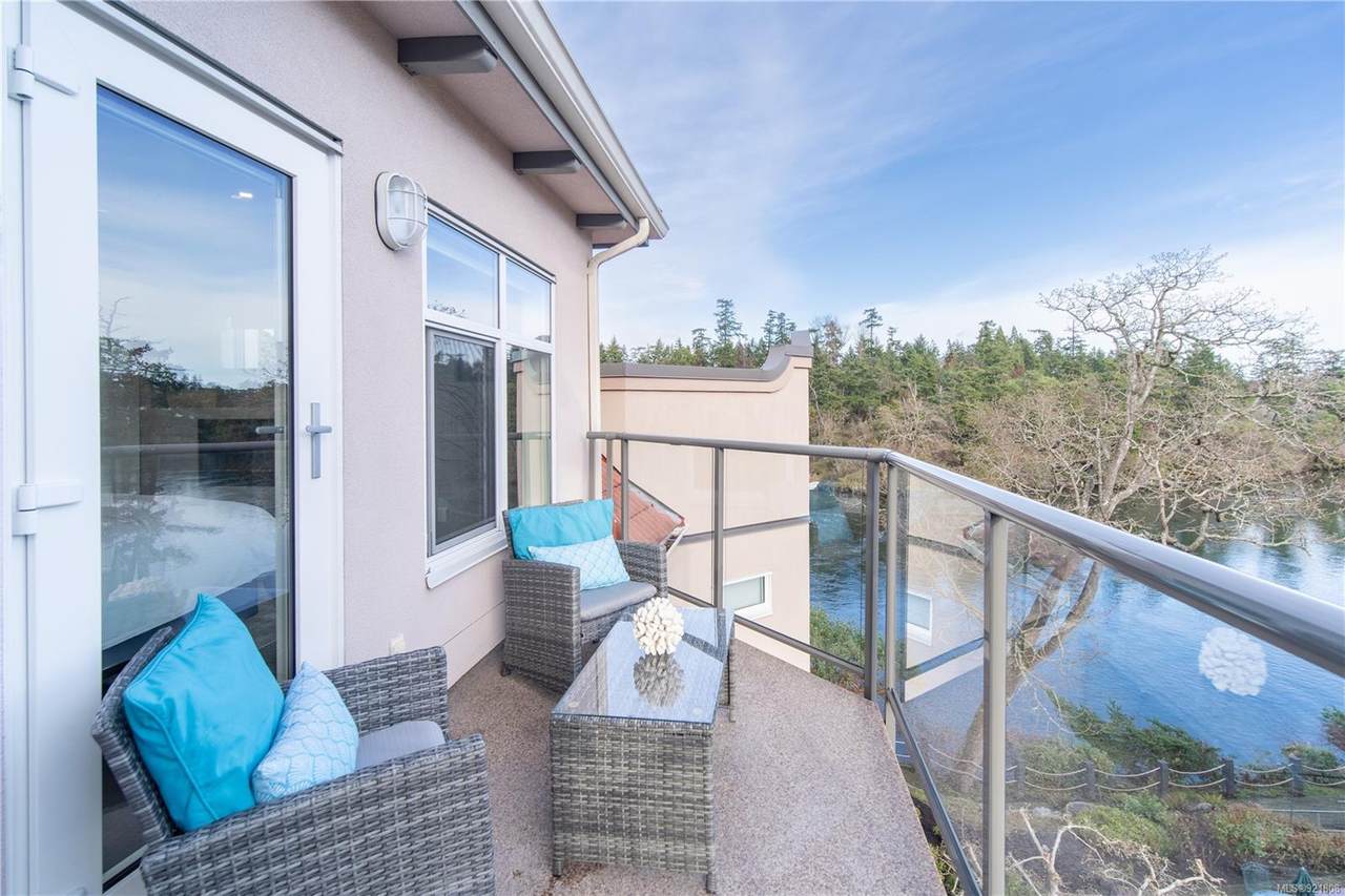 1085 Tillicum Rd - Photo 1