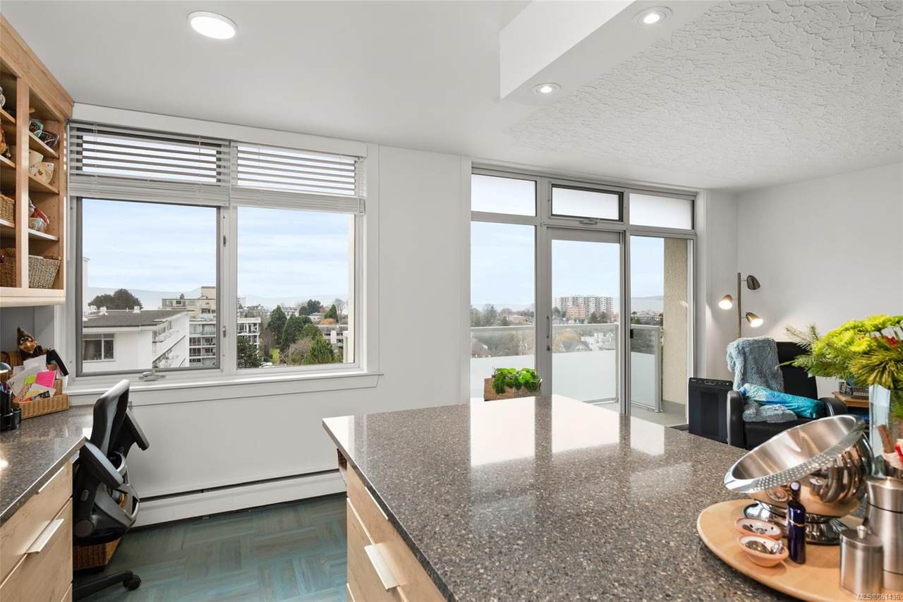 250 Douglas St - Photo 1