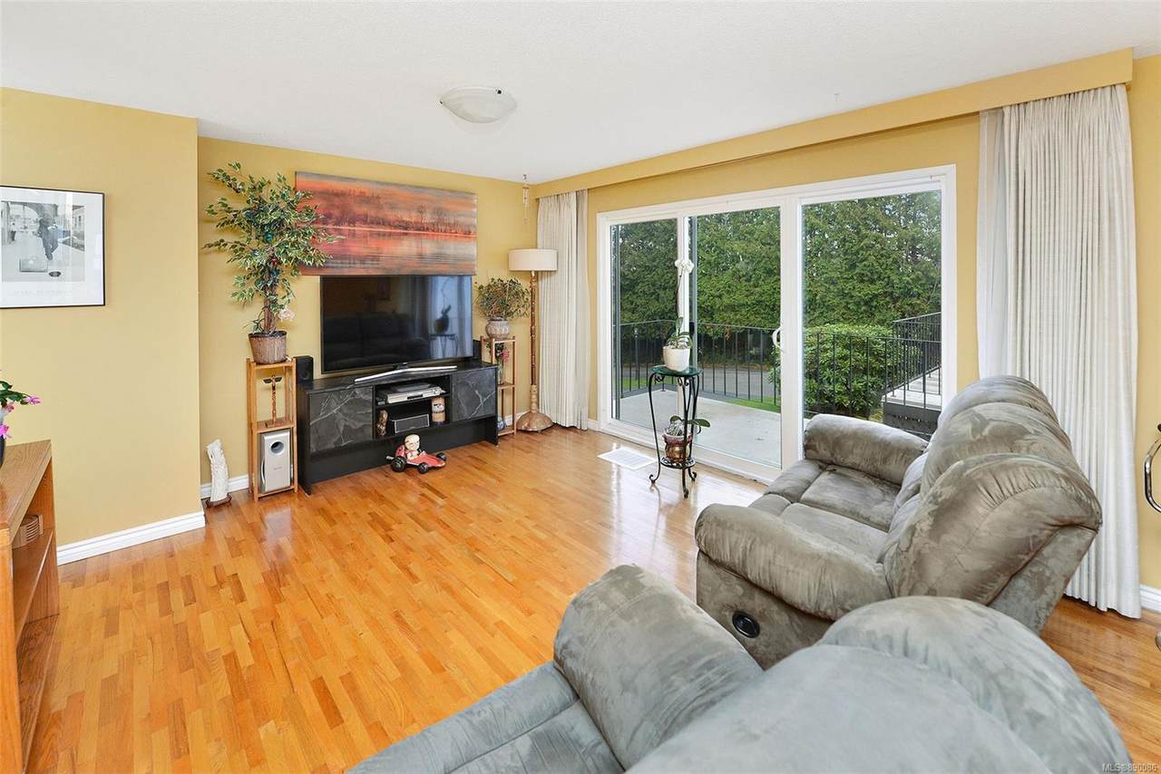 278 Island Hwy - Photo 1