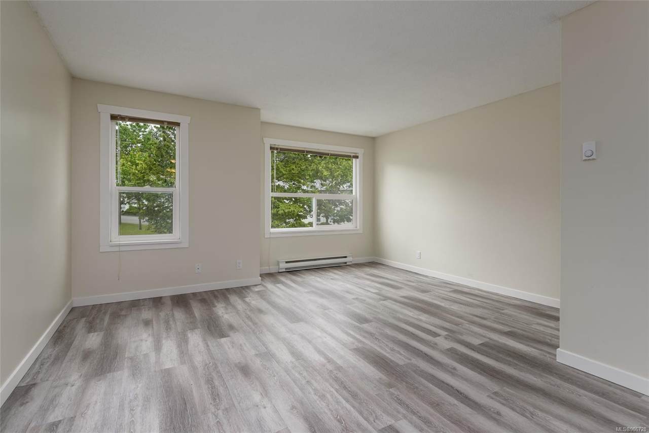 1535 Dingwall Rd - Photo 1