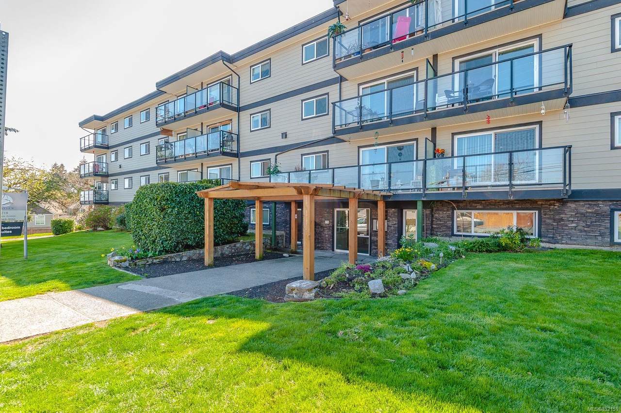 218 Bayview Ave - Photo 1