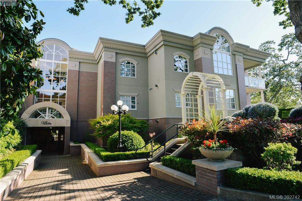 2277 Oak Bay Ave - Photo 1