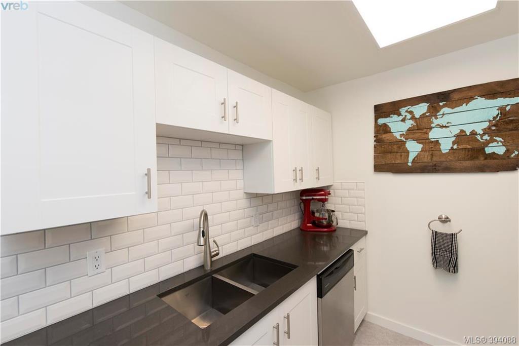 2535 Cadboro Bay Rd - Photo 1