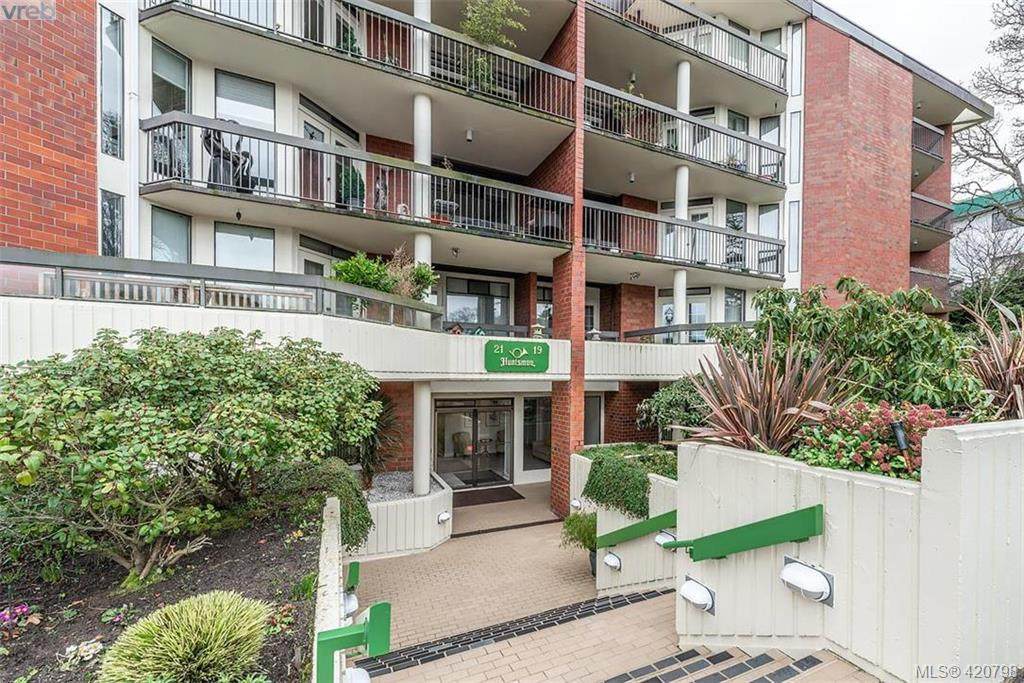 2119 Oak Bay Ave - Photo 1
