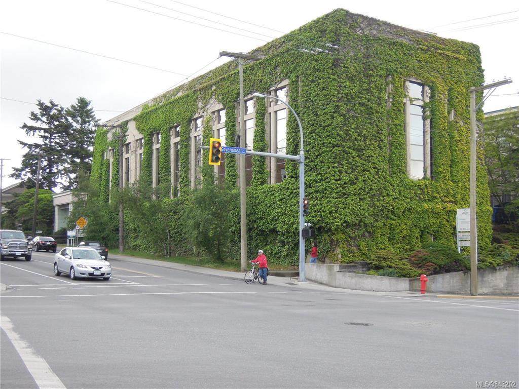 637 Bay St - Photo 1