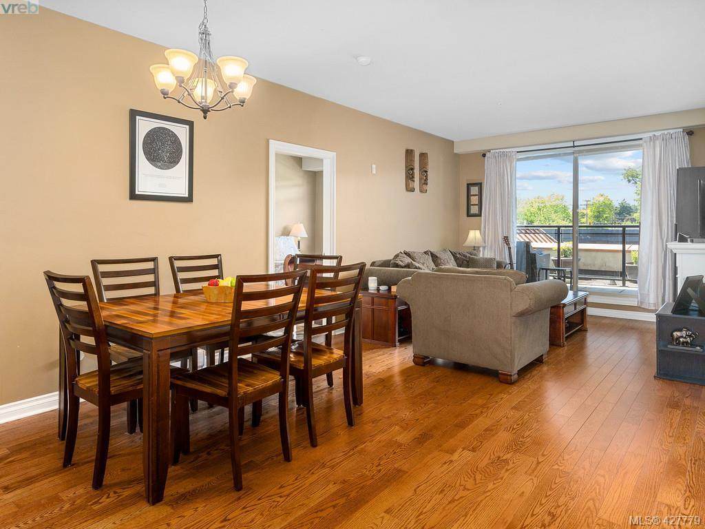 866 Goldstream Ave - Photo 1