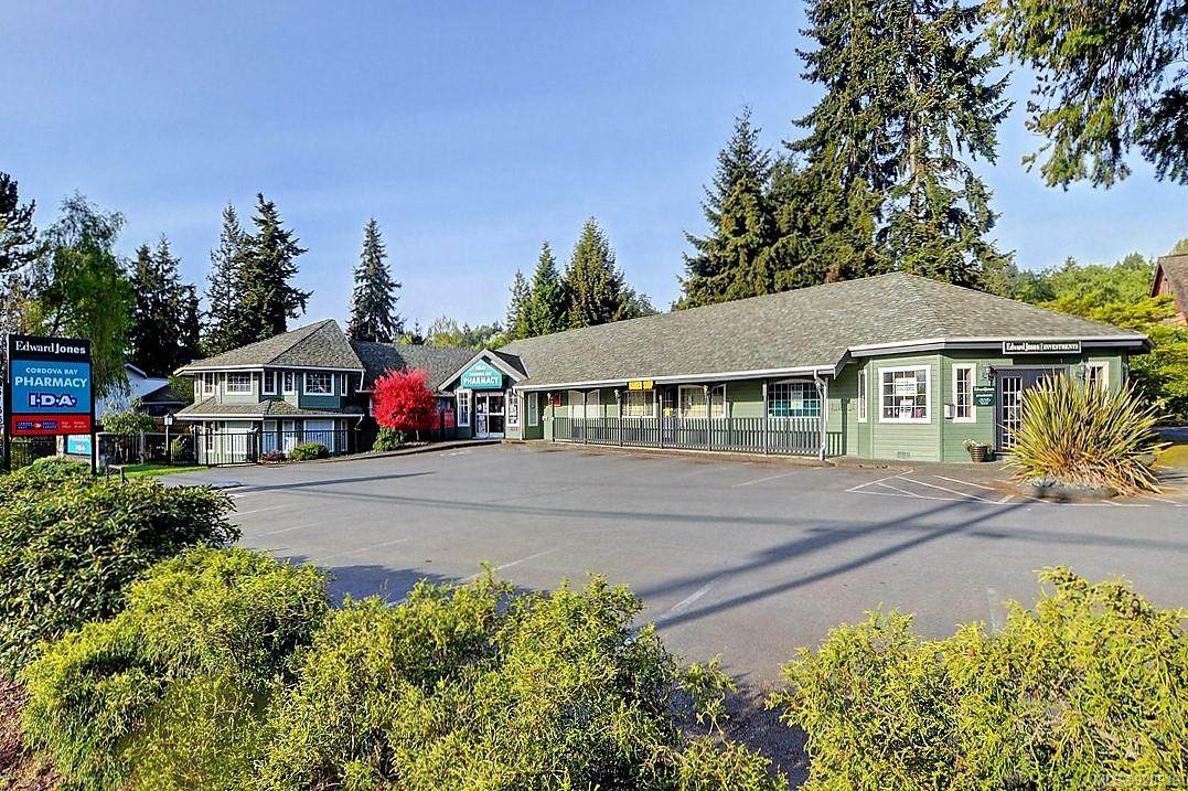 5166 Cordova Bay Rd - Photo 1