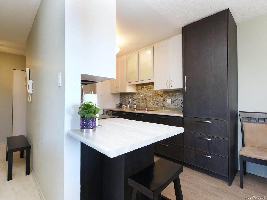 1012 Pakington St - Photo 1