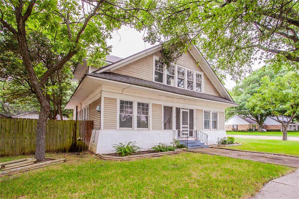 912 6th Street - Photo 1