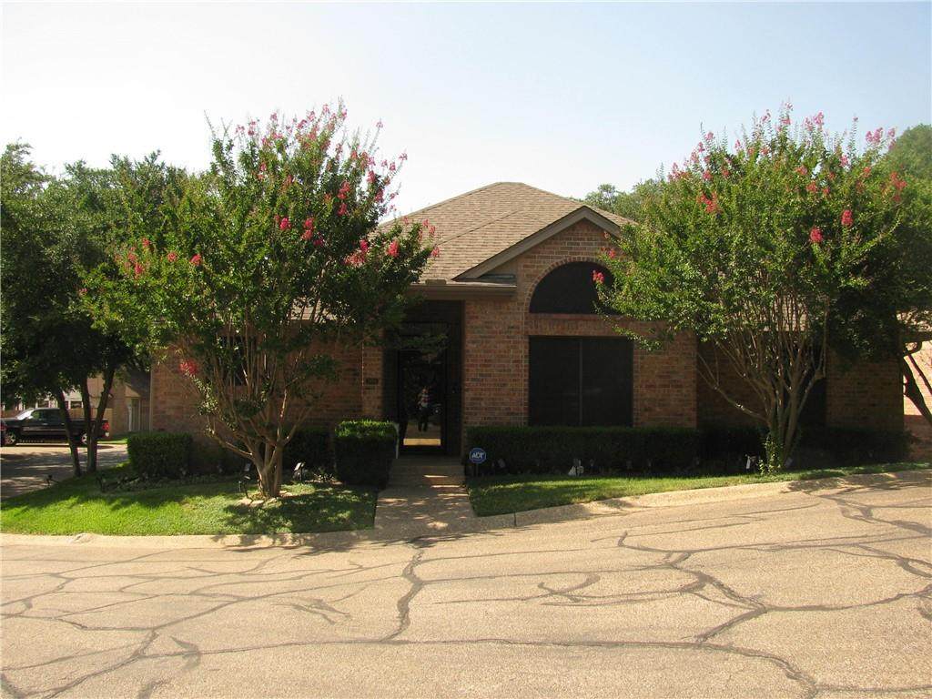 300 Tree Grove Circle - Photo 1