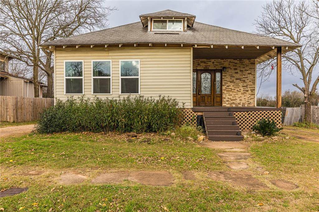604 Avenue G - Photo 1
