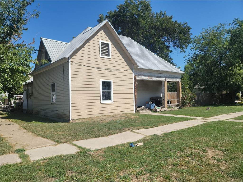 202 Ave E Avenue - Photo 1