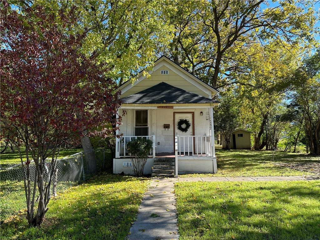717 Pecan Avenue - Photo 1