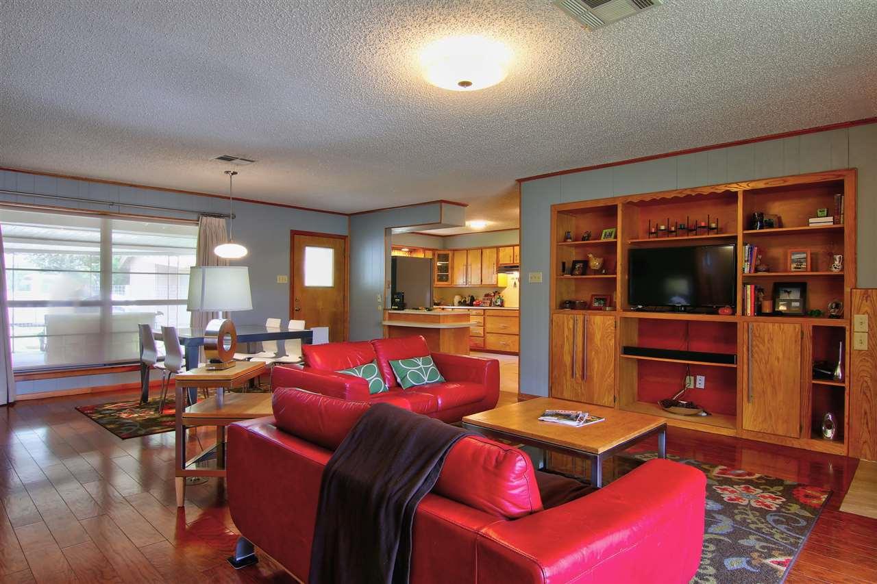 305 Main - Photo 1