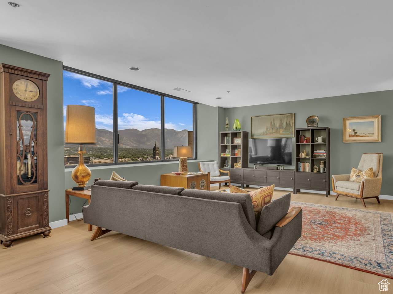 44 Broadway - Photo 1