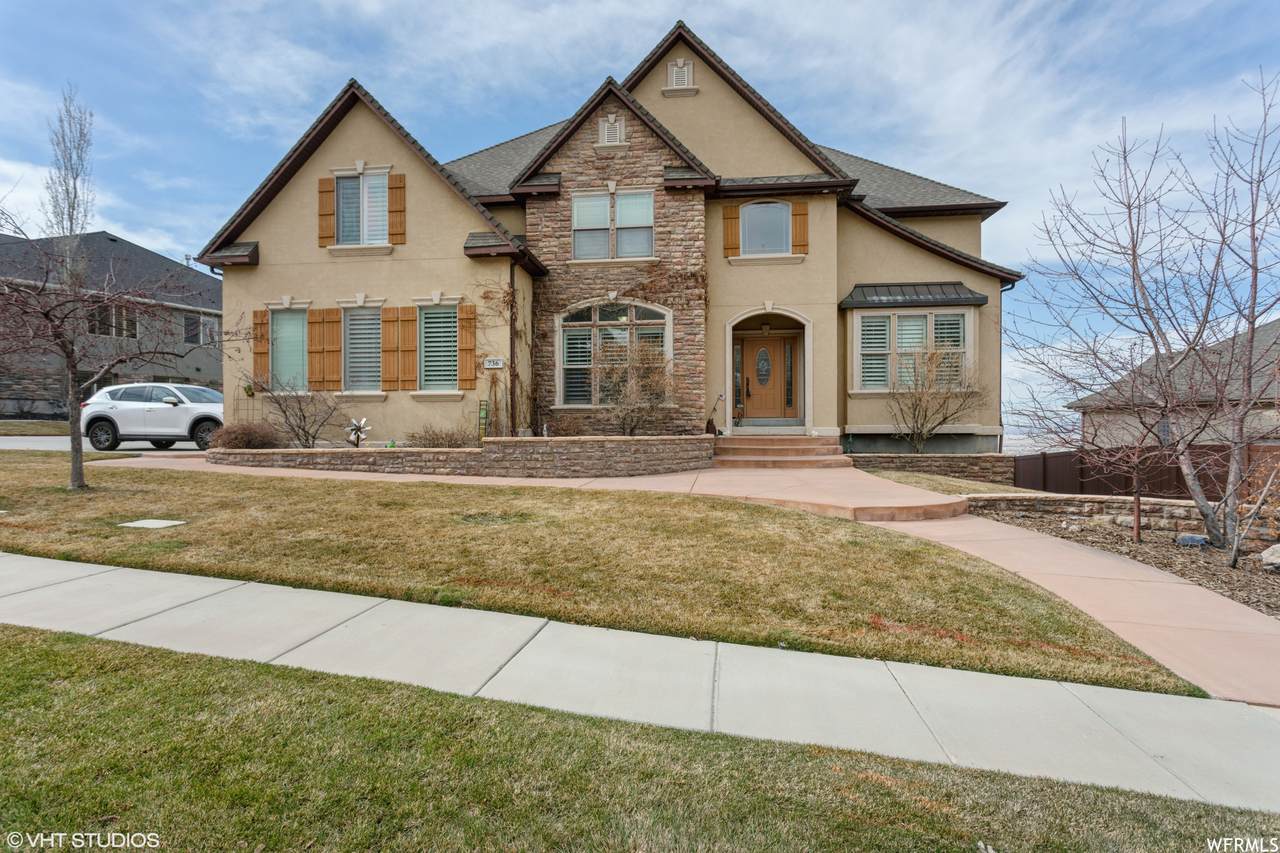 736 Parkway Dr - Photo 1