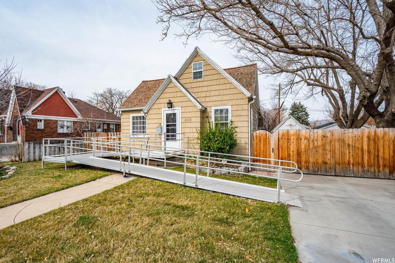 259 Westminster Ave - Photo 1