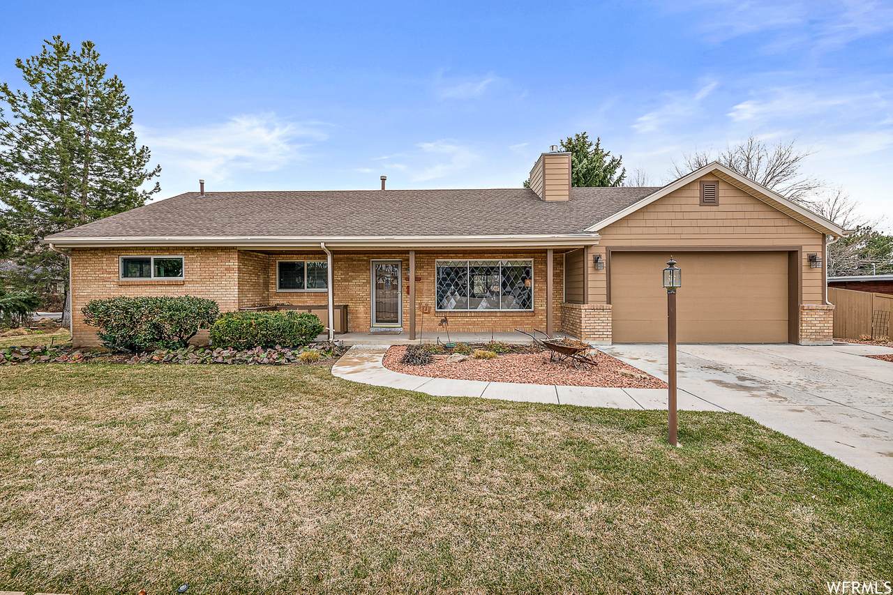 1960 Cresthill Dr - Photo 1