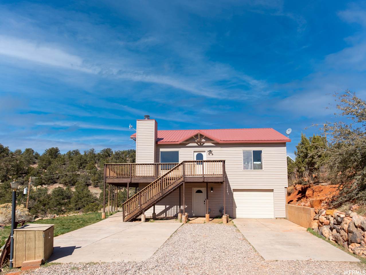 319 Hillcrest Cir - Photo 1