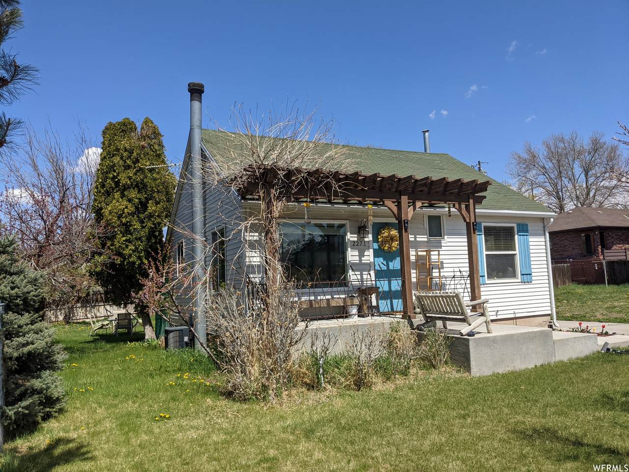 2271 Evergreen Ave - Photo 1