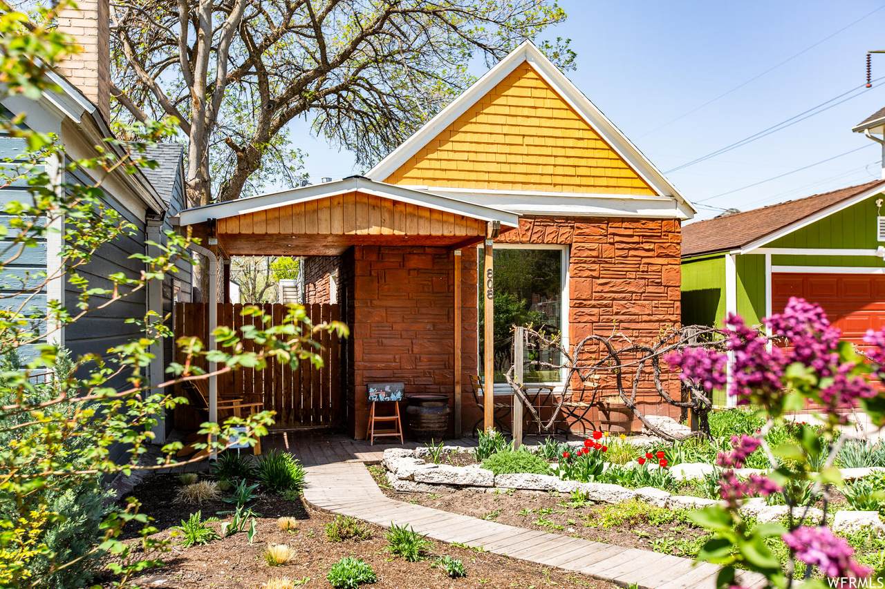 808 Green St - Photo 1