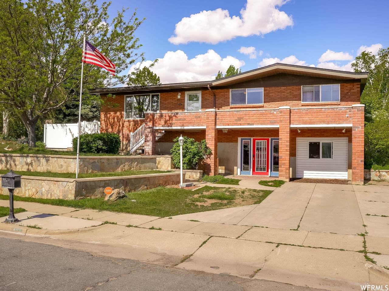 489 Barlow - Photo 1