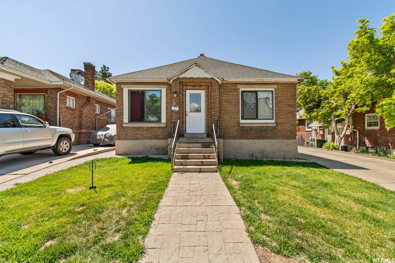 551 28TH St - Photo 1
