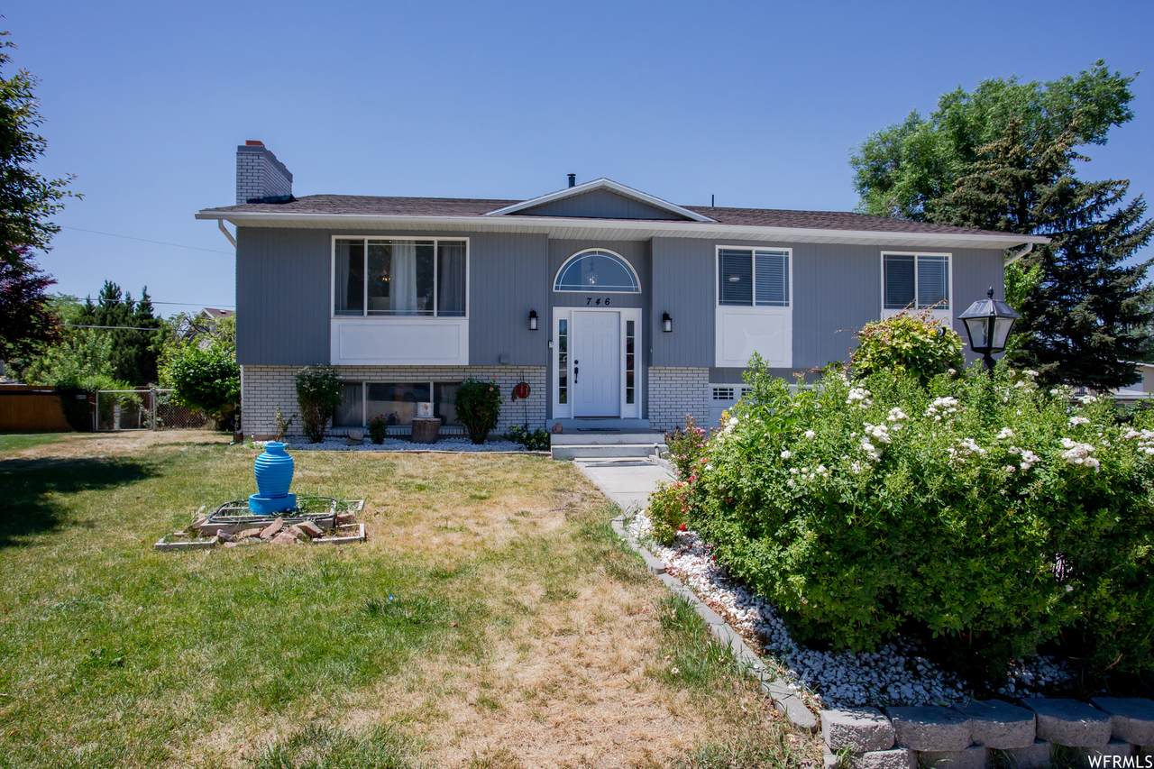 746 Empire Cir - Photo 1