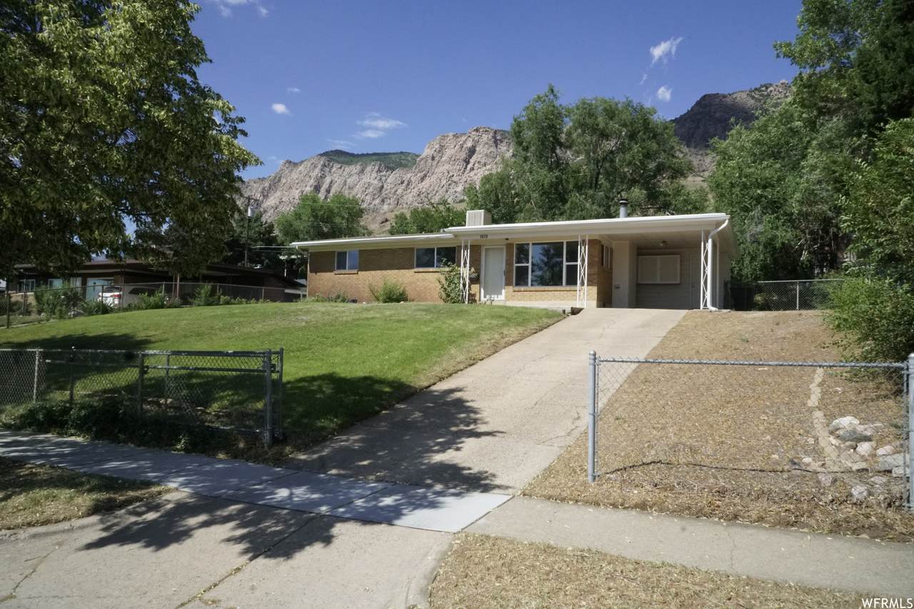 1070 Hislop Dr - Photo 1