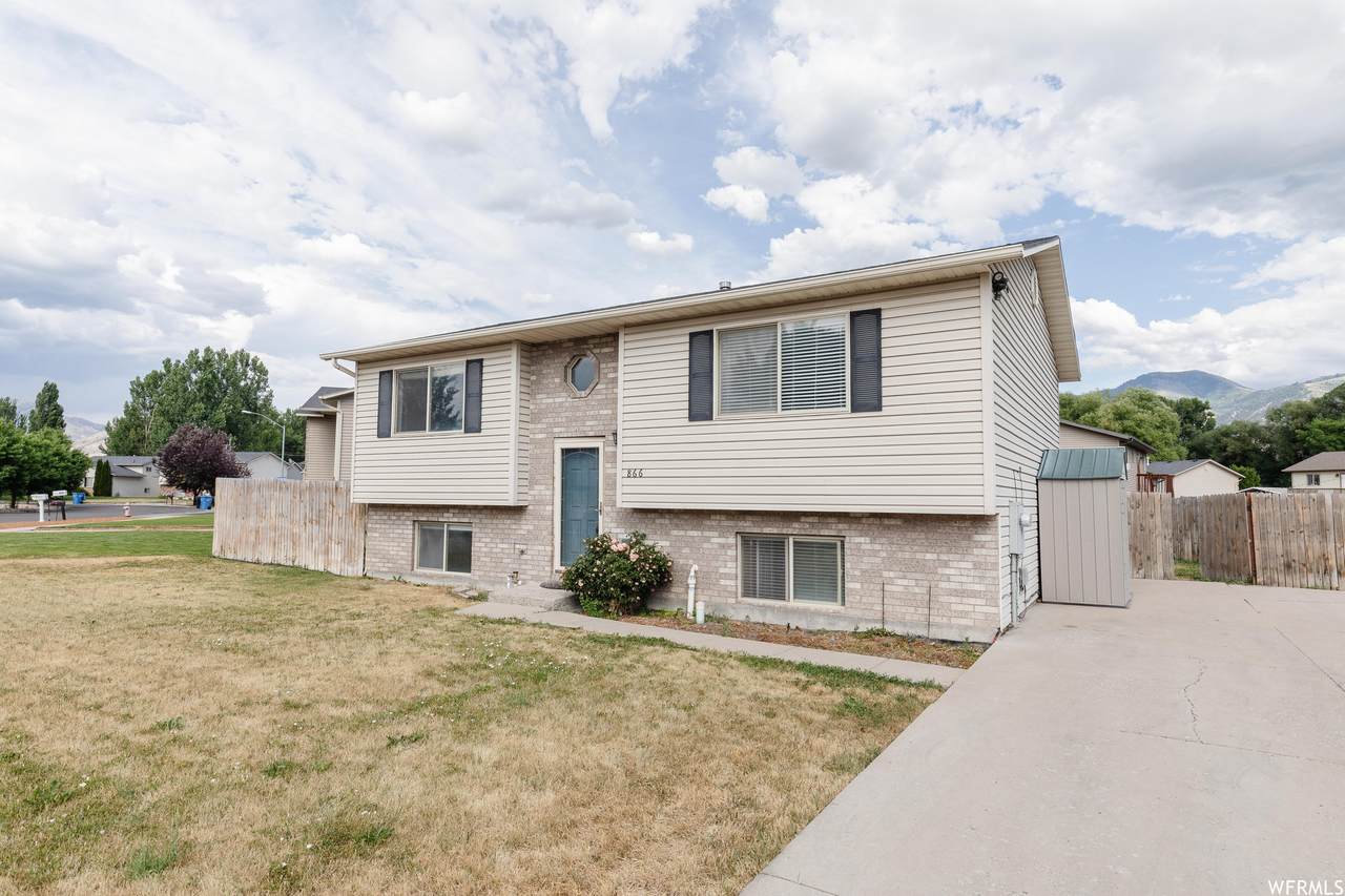 866 Riverwood Dr - Photo 1