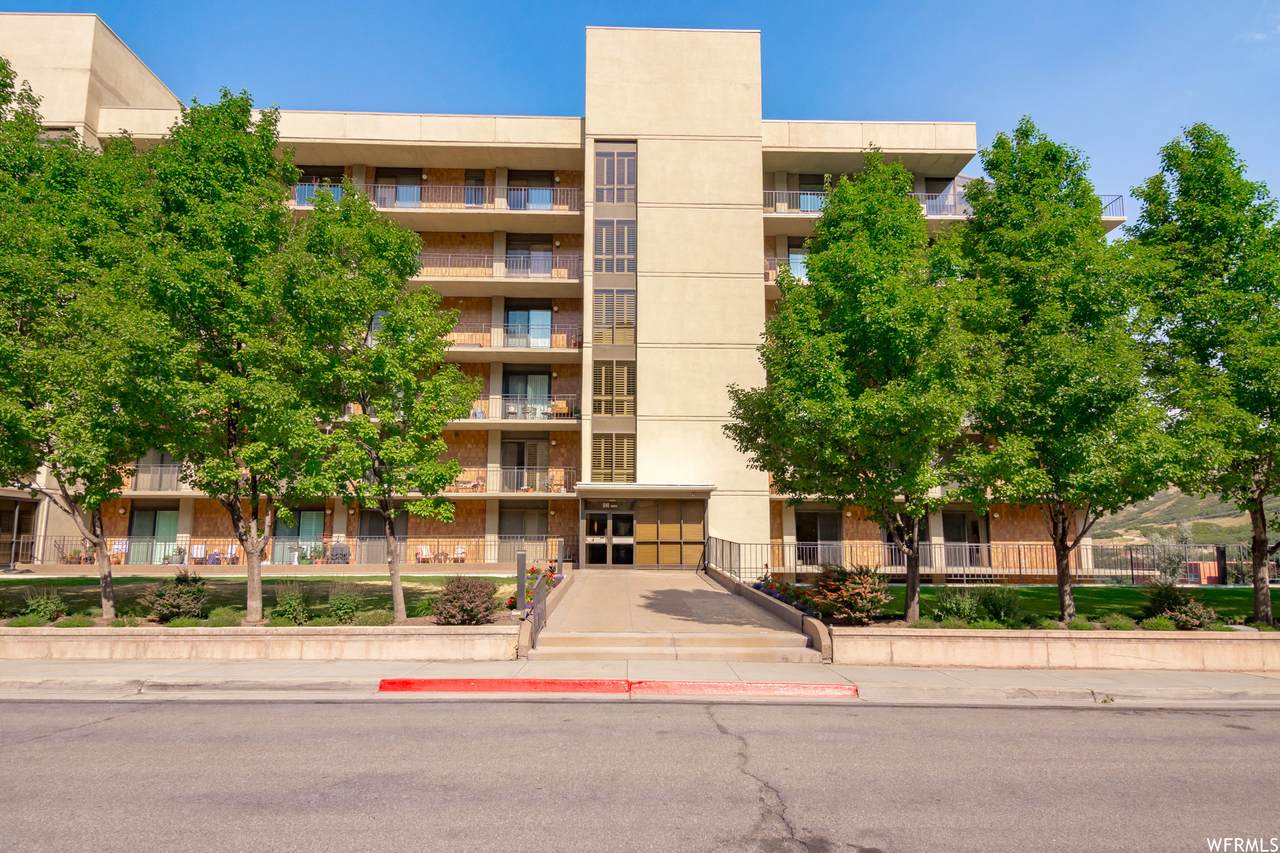910 Donner Way - Photo 1