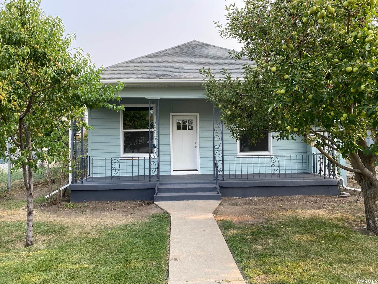 525 30TH St - Photo 1