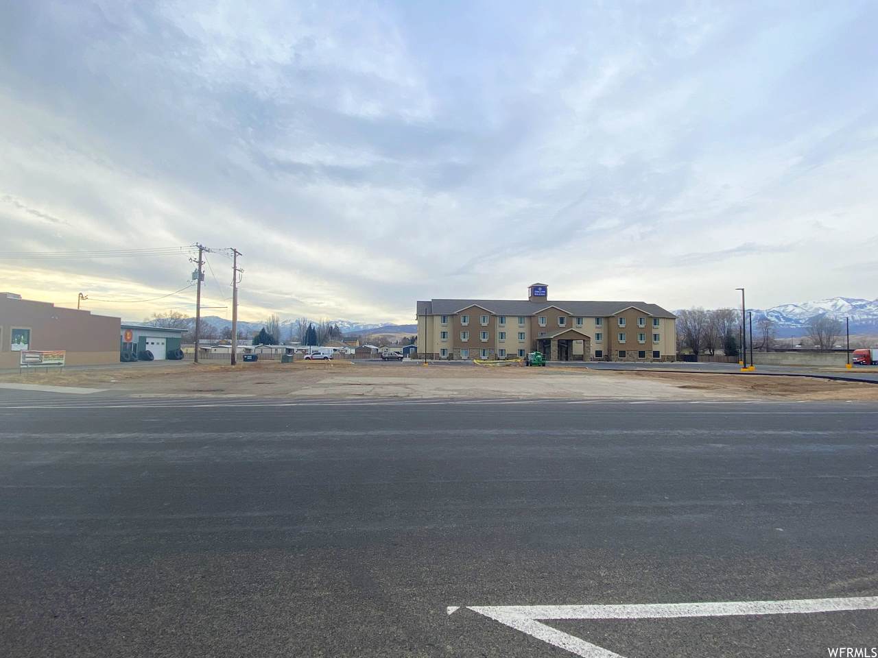 195 Commercial St - Photo 1