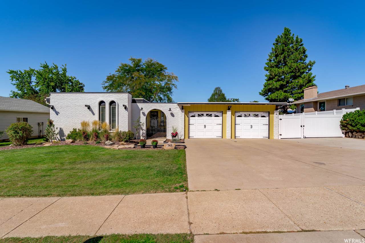 748 Vista Dr - Photo 1