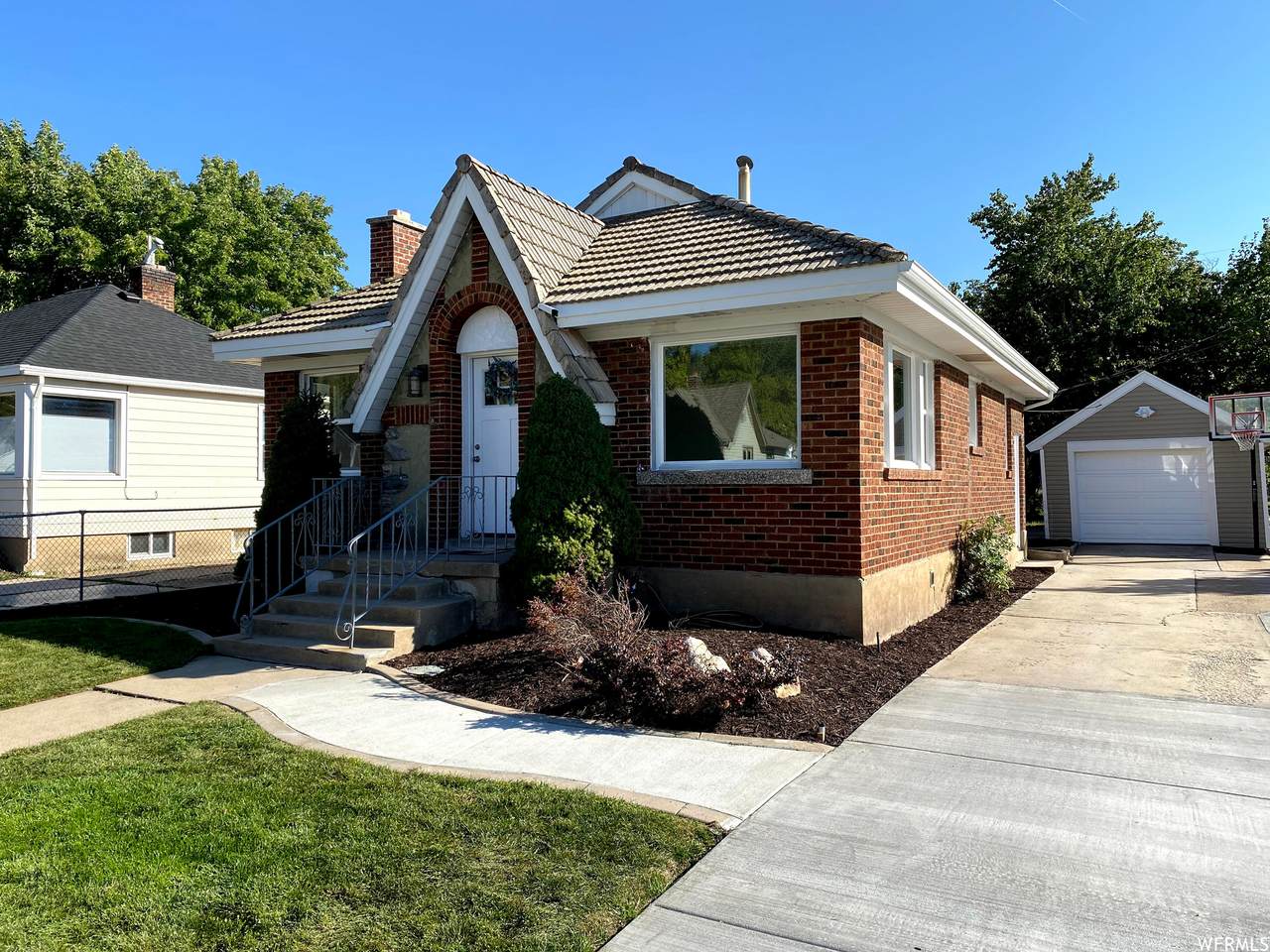 551 5TH St - Photo 1