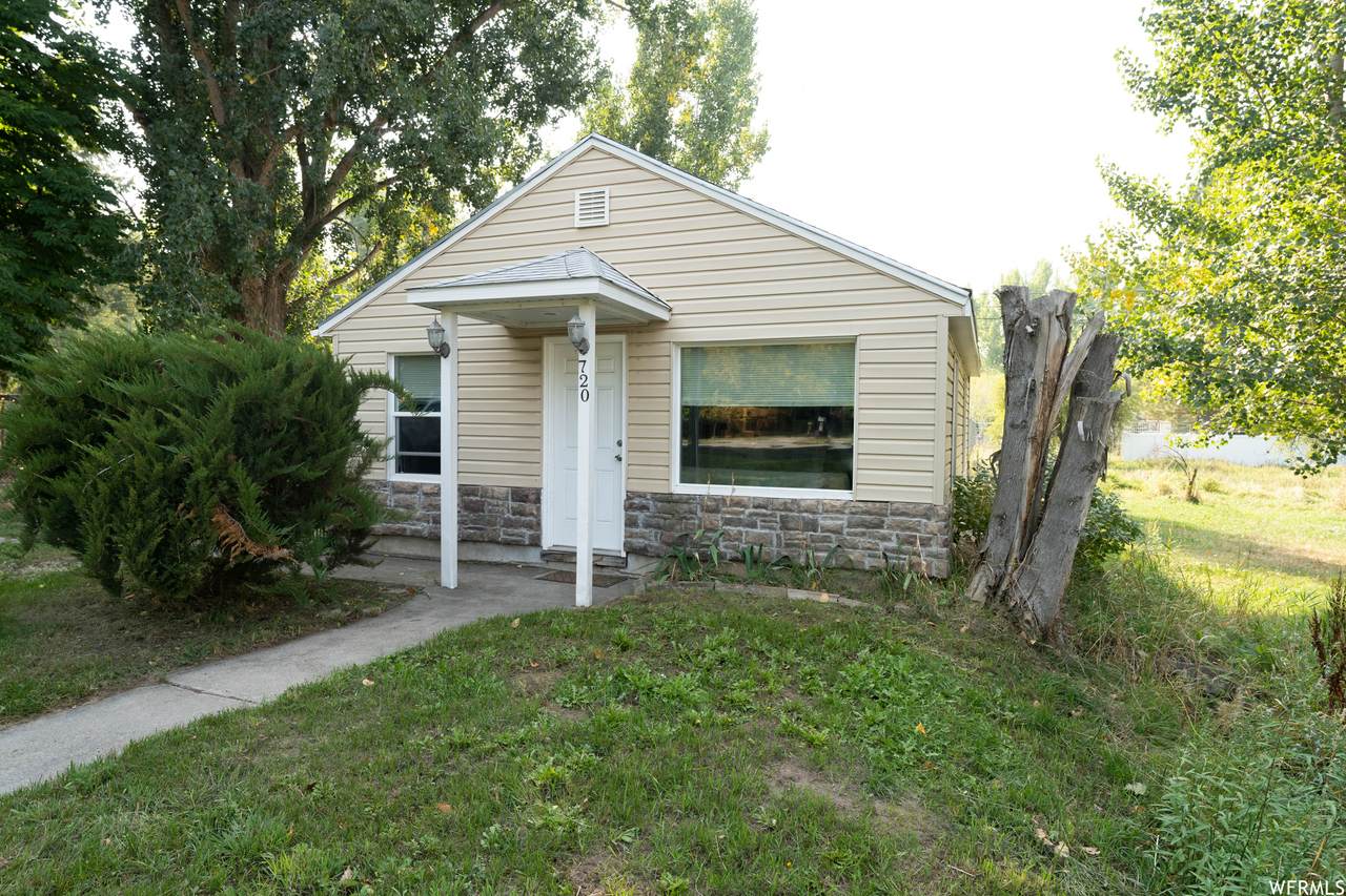 720 Center St - Photo 1