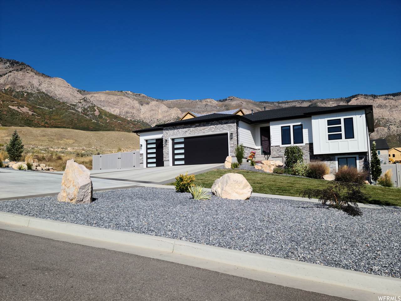 3906 Lakeview Dr - Photo 1