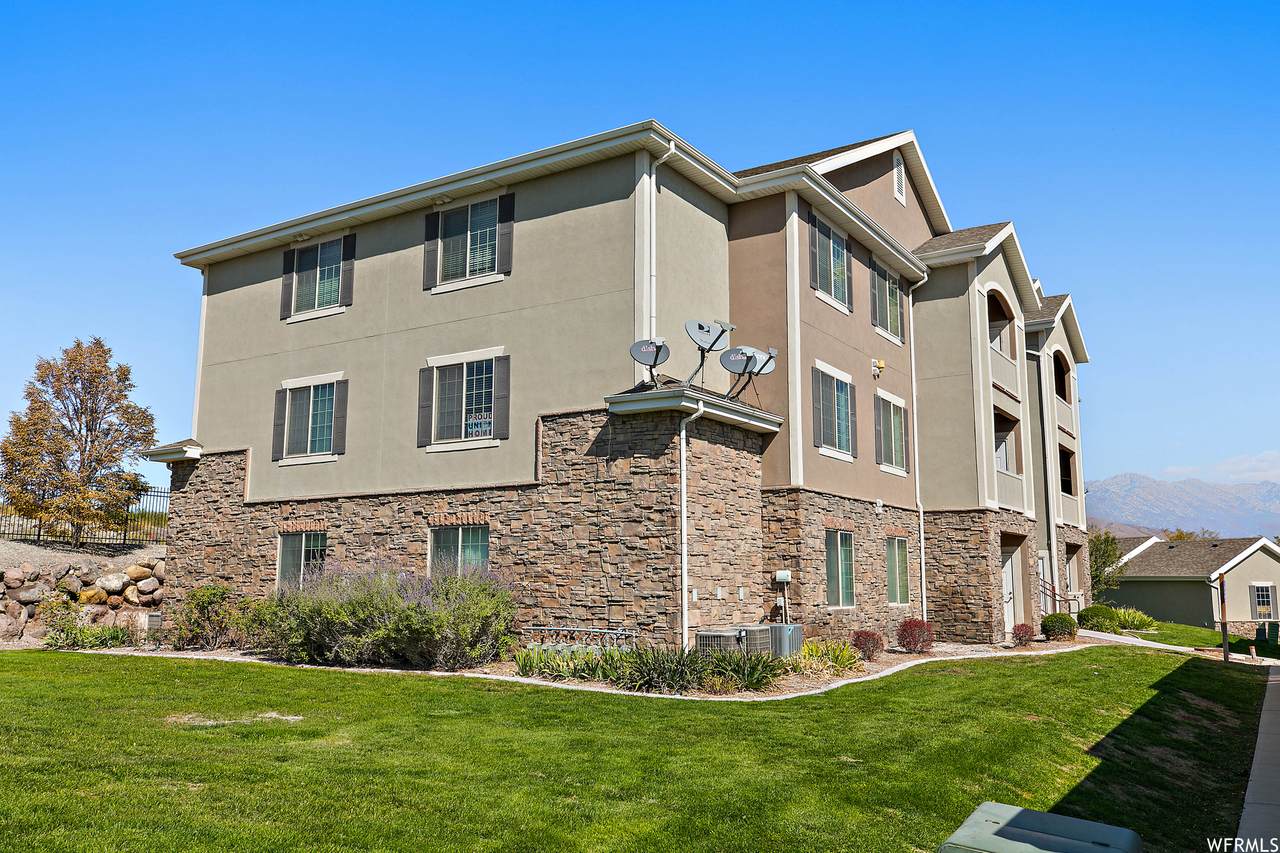 137 Spring Hill Way - Photo 1