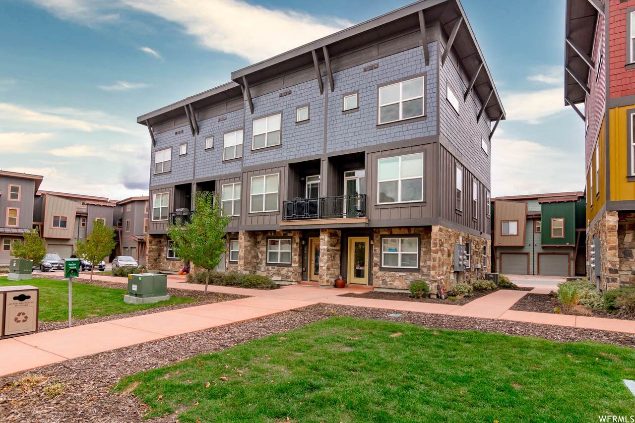 1370 Center Dr - Photo 1