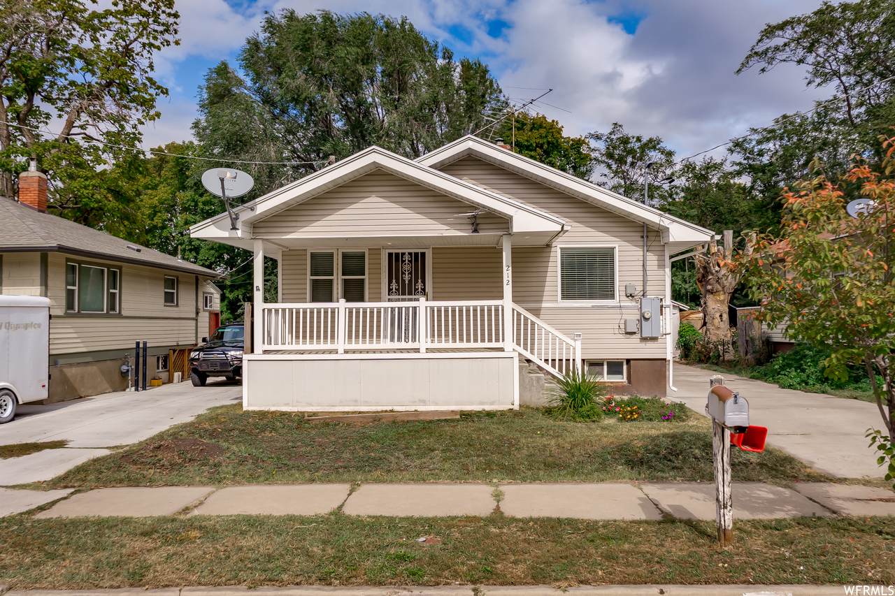 212 15TH St - Photo 1